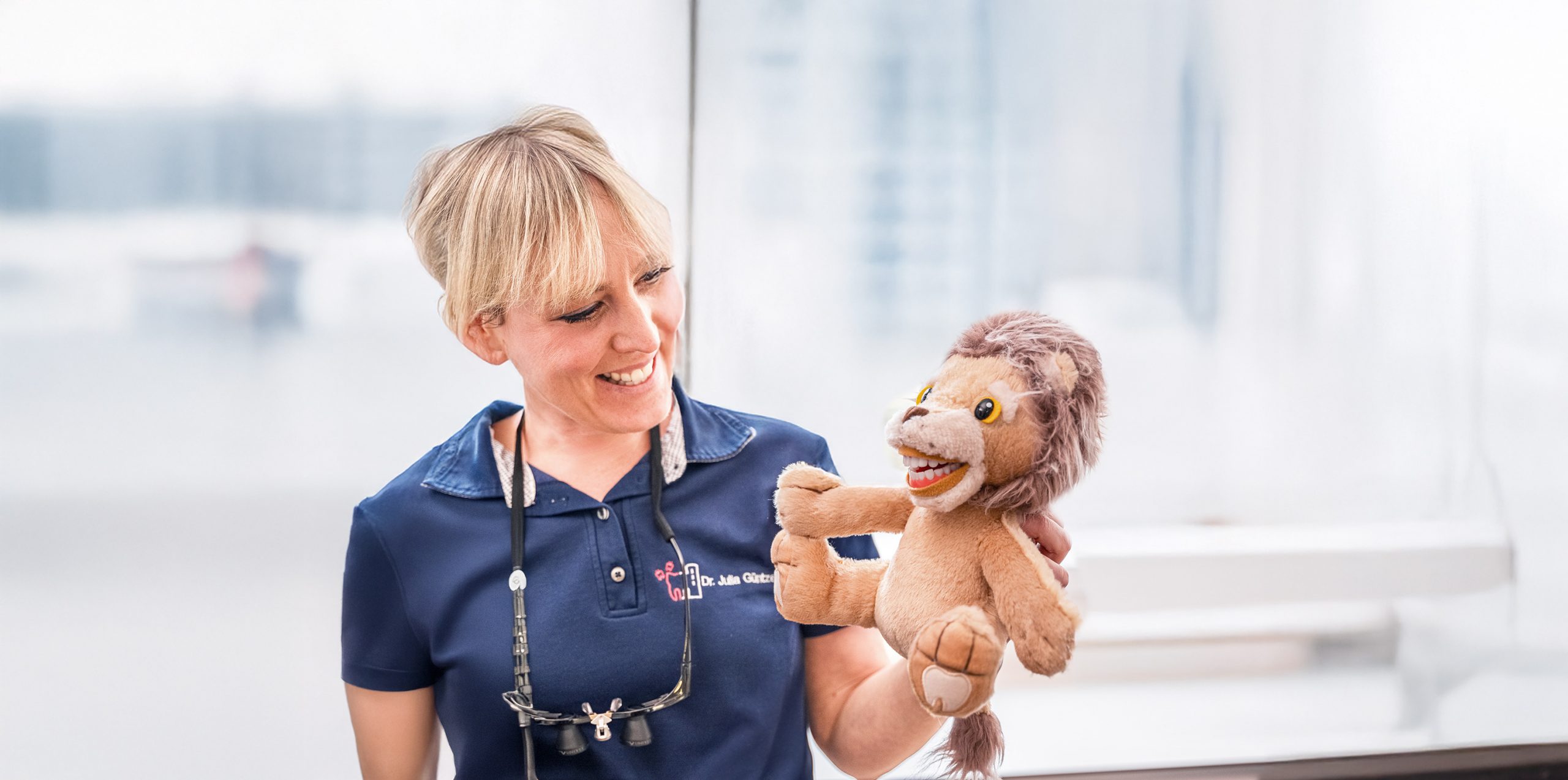 Frau lächelt mit lustiger Handpuppe