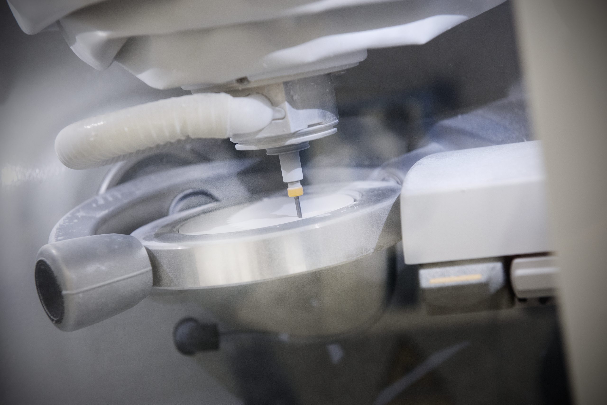 CAD/CAM-Fräsmaschine fertigt keramischen Zahnersatz in der Zahnarztpraxis